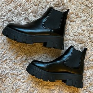 black platform chuncky boot
